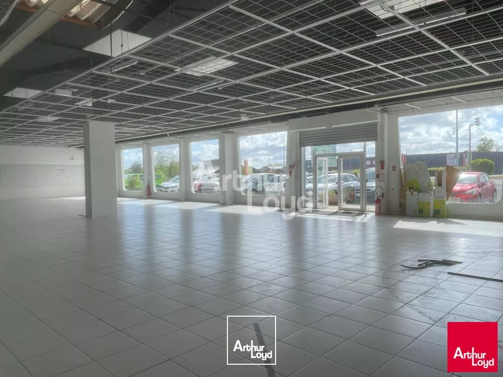 LA CHAUSSÉE SAINT VICTOR - LOCATION LOCAL D'ACTIVITÉ OU COMMERCIAL DE 584 M² - BELLE VISIBILITÉ